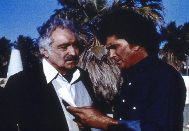 Jonathan (Michael Landon, r.) ist traurig, als ihm Hadajak mitteilt, dass er den Lauf des Films – und somit den Lauf der Geschichte – nicht ändern kann. – Bild: Worldvision Enterprises, Inc.