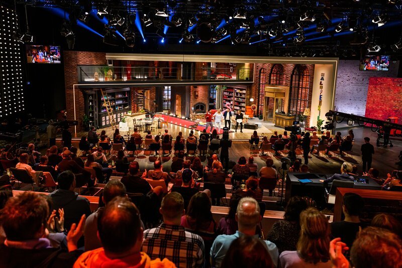 (v.l.n.r.) Simon Pearce; Janine Kunze; Ralf Schmitz; Kathrin Osterode – Bild: SAT.1 /​ Willi Weber