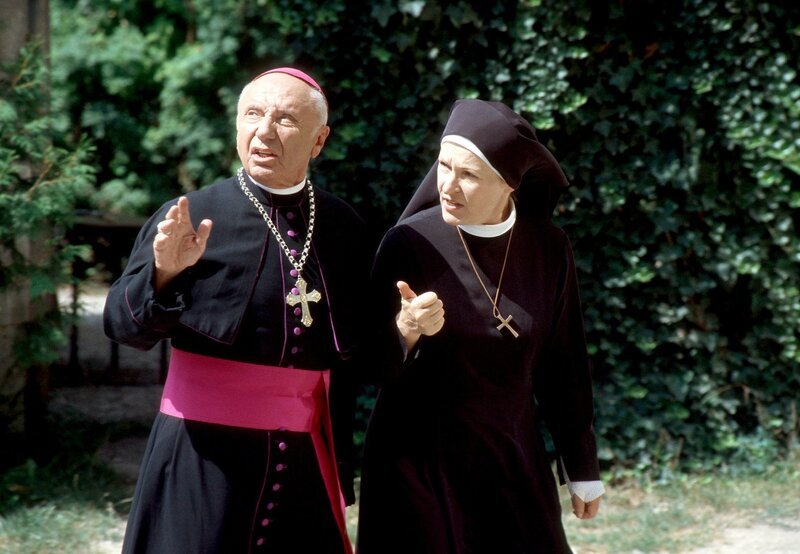 Mutter Oberin (Rosel Zech, r.) und Bischof Rossbauer (Horst Sachtleben) kommen angereist, um an der Gemeinderatssitzung teilzunehmen. – Bild: ORF