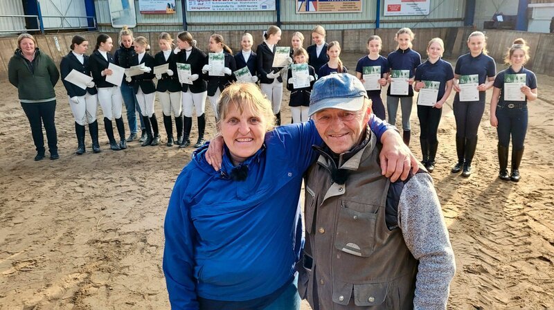 Albert mit Tochter Silke und ihren Reitabzeichen Absolventinnen nach bestandener Prüfung; NDR Fernsehen ARD-HOFGESCHICHTEN – ACKERN ZWISCHEN ALPEN UND OSTSEE, „Die Schweine büxen aus“, am Sonntag (13.10.24) um 15:15 Uhr. Albert mit Tochter Silke und ihren Reitabzeichen Absolventinnen nach bestandener Prüfung © NDR/​Peter Janßen, honorarfrei – Verwendung gemäß der AGB im engen inhaltlichen, redaktionellen Zusammenhang mit genannter NDR-Sendung und bei Nennung „Bild: NDR/​Peter Janßen“ (S2+). NDR Presse und Information/​Fotoredaktion, Tel: 040/​4156⁠–⁠2333 oder -2305, pressefoto@ndr.de – Bild: NDR/​Peter Janßen