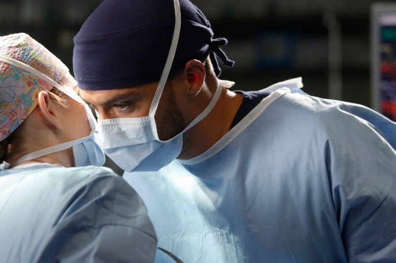 Die bevorstehende Hochzeit bringt allerlei Schwierigkeiten mit sich. April (Sarah Drew, l.) sucht Rat bei Jackson (Jesse Williams, r.) … – Bild: ABC Studios