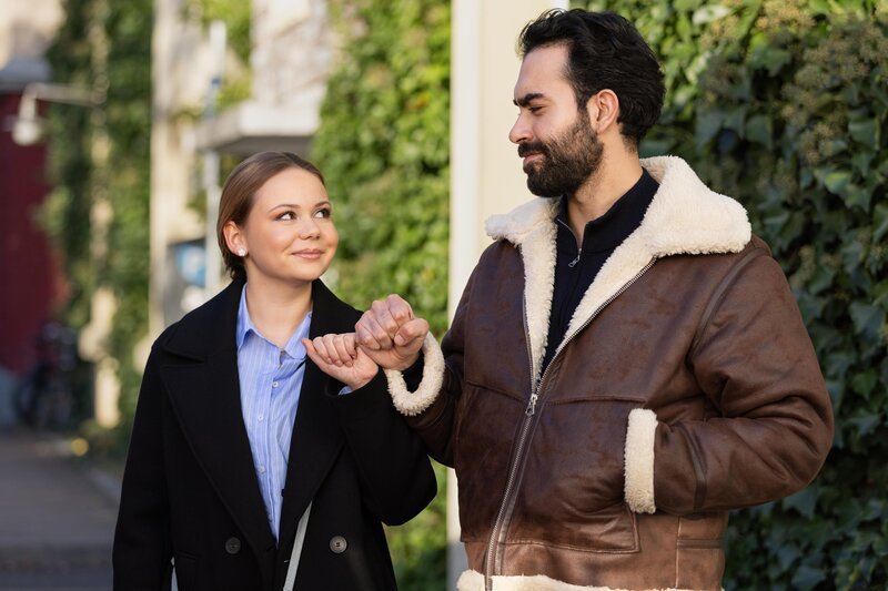 Ronja (Theresa Traser), Baris (Metehan Demiröz) und Bambi feiern erleichtert ihren Erfolg. – Bild: RTL /​ Dennis-Alexander Hundt