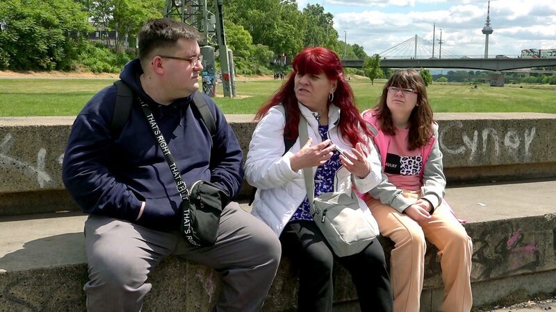 Petra und Selina freuen sich über einen Spaziergang mit Pascal. Denn seit er und seine Freundin in der Pfalz wohnen, vermissen Mutter und Schwester ihn sehr. Genug Gesprächsstoff gibt es sowieso und die Drei kommen aus dem Erzählen kaum raus. – Bild: RTLZWEI