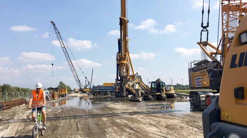 Etwa 70 Bauleute arbeiten in zwei Schichten. – Bild: NDR/​David Pilgrim