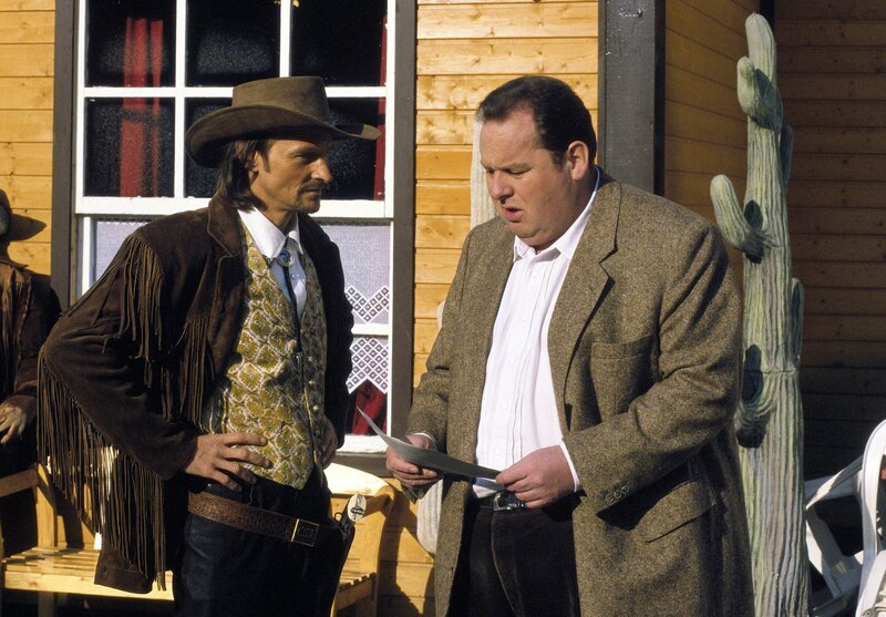 Benno (Ottfried Fischer, r.) befragt den verdächtigen Andi Stadler (Eisi Gulp, l.) – Bild: ORF/​Kineos