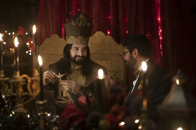 Nandor (Kayvan Novak, l.); Djinn (Anoop Desai, r.) – Bild: FX Networks. /​ Martin Russ