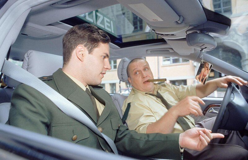Der junge Streifenpolizist Tobias (Manuel Witting, li.) ist der neue Partner von dem alt eingesessenen und völlig korrupten Lutz (Udo Kroschwald). Als erstes bekommt Tobias zu hören, dass er in dem Luxus-Limosienen-Streifenwagen von Lutz nichts anfassen darf. – Bild: ORF (FS1/​FS2) /​ ORF1