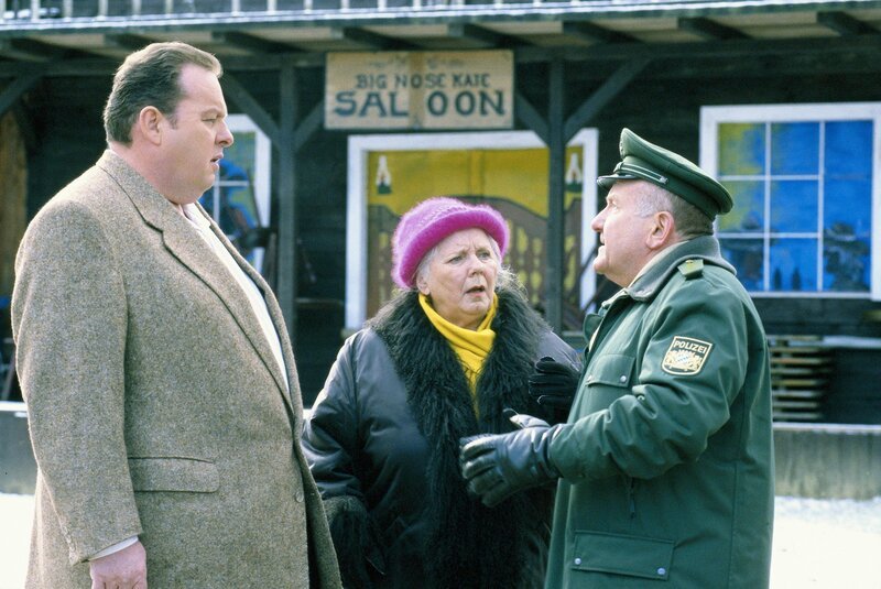 Resi (Ruth Drexel, M.) fordert ihren Sohn Benno (Ottfried Fischer, l.) auf, seine Ermittlungen nicht zu überstürzen. – Bild: ORF (FS1/​FS2) /​ ORF1