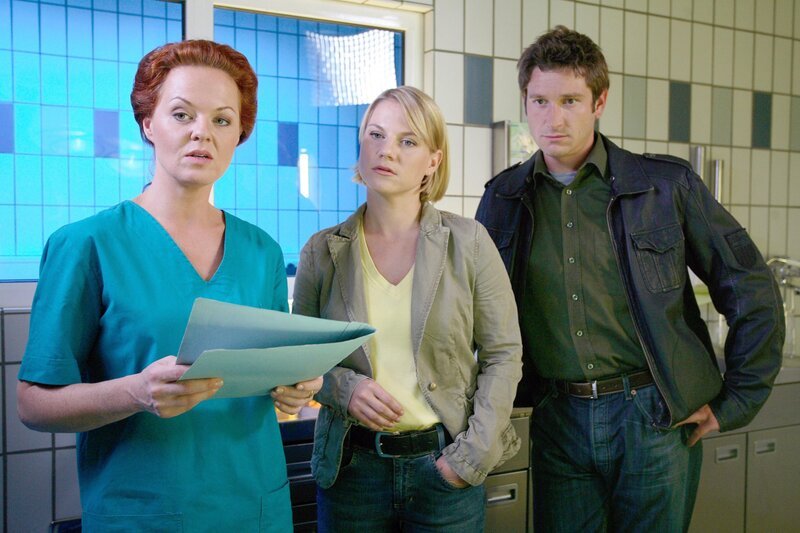 „Soko Kitzbühel“, „Hochzeitsglocken.“ Die wohlhabende Witwe Louise Seipelt, wird in ihrem Appartement vergiftet aufgefunden. Die Tote war nicht nur mit ihrem Sohn Sebastian zerstritten, sondern auch mit ihrem Bruder Bernhard, der sich von seiner Schwester immer schon übervorteilt gefühlt hat. Während der letzten Wochen war es daher Herbert Brunn, der Verlobte der deutschen Landschaftsarchitektin und Ferienwohnungsbesitzerin Sylvia von Lohe, der sich rührend um Louise Seipelt gekümmert hat. Sehr zum Unmut ihres Sohnes, der hinter Brunn einen Heiratsschwindler vermutet. Sehr wahrscheinlich zu Recht, wie die SOKO herausfindet. Aber macht ihn das zu einem Mörder? Im Bild (v.li.): Christine Klein (Dr. Haller), Kristina Sprenger (Karin Kofler), Andreas Kiendl (Klaus Lechner). – Bild: ORF/​BEO-Film/​Stella