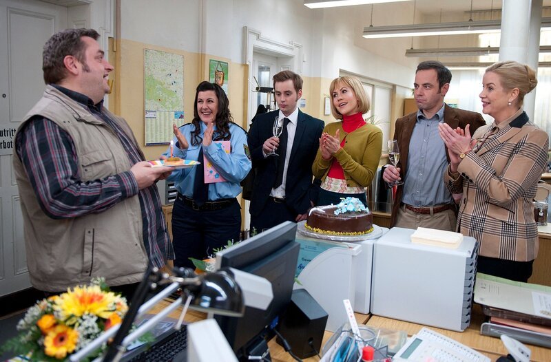 ARD/​HEITER BIS TÖDLICH – ALLES KLARA, neue Krimiserie (16 Folgen), Folge 15 „Tod in Lilliput“, am Donnerstag (23.08.12) um 18:50 Uhr im Ersten. Ollie hat Geburtstag und wird von seinen Kollegen gefeiert. v.l.n.r. Ollie (Christoph Hagen Dittmann), Helga (Stephanie Kämmer), Jonas (Jan Niklas Berg), Klara (Wolke Hegenbarth), Paul Kleinert (Felix Eitner), Frau Müller-Dietz (Alexa Maria Surholt). – Bild: ARD/​Marion von der Mehden