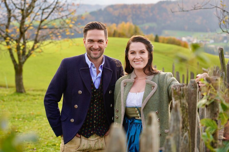 Moderatoren Conny Bürgler und Richard Deutinger bei der Mostschänke Hussenbauer bei Mondsee, Oberösterreich, Österreich. – Bild: ServusTV /​ Brigitte Erhart /​ Degn Film
