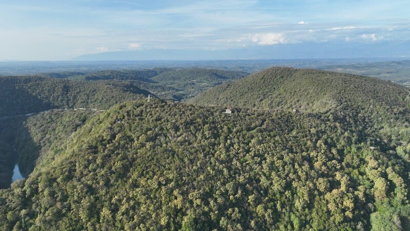 In den grünen Bergen Hokkaidos liegt das verlassene Krankenhaus von Yubetsu, in dem es spuken soll. Wer traut sich, hier die Nacht zu verbringen? – Bild: Banijay Rights Limited/​WeltN24 GmbH