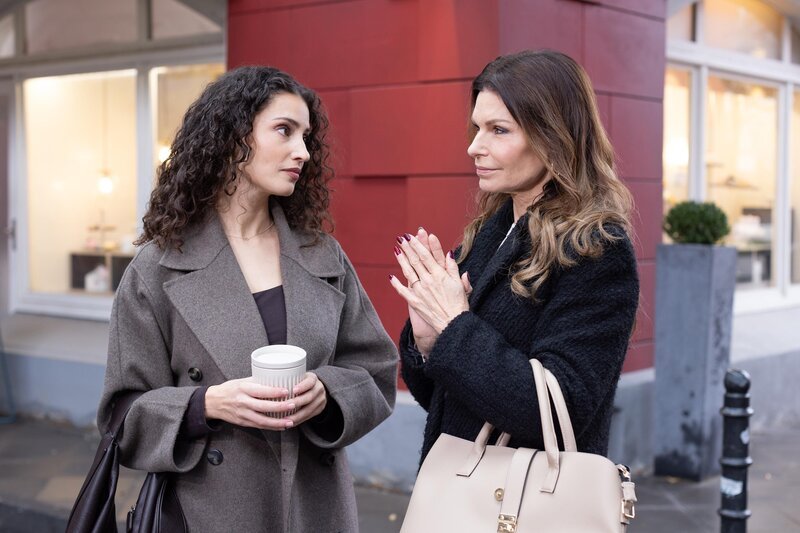 Britta (Tabea Heynig, l.) verliert aus Sorge um Naomi (Nadine Menz) die Nerven. – Bild: RTL /​ Dennis-Alexander Hundt