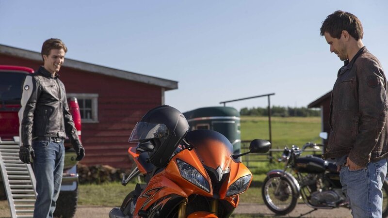Georgies Bruder Jeff (Craig Arnold, l.) versucht Ty (Graham Wardle) mit seinem neuen Motorrad zu beeindrucken. – Bild: MG RTL D