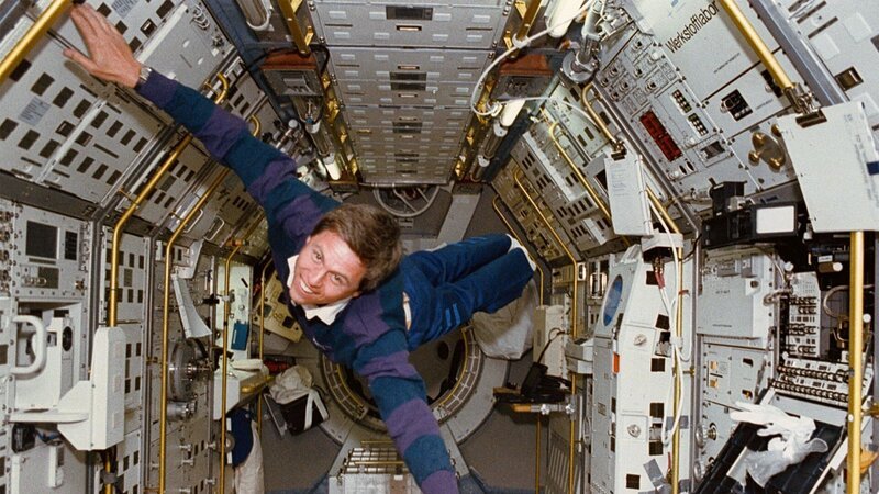 Im Jahre 1993 flog Astronaut Ulrich Walter selbst für zehn Tage an Bord eines Space-Shuttles in die Erdumlaufbahn. In dieser Episode erklärt er dem Publikum mehr über rätselhafte Beobachtungen am Rand unseres Sonnensystems. – Bild: WeltN24 GmbH