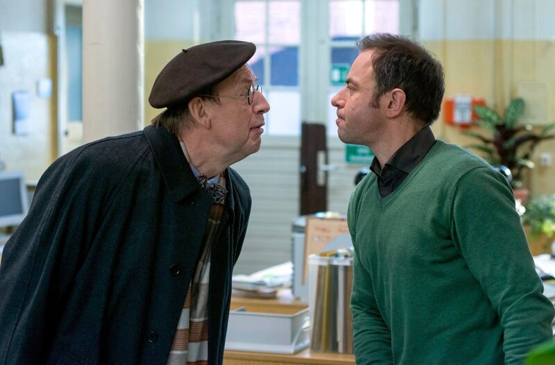 Paul Kleinert (Felix Eitner, r.) und Dr. Münster (Jörg Gudzuhn, l.) zoffen sich. – Bild: ARD/​Christine Schroeder