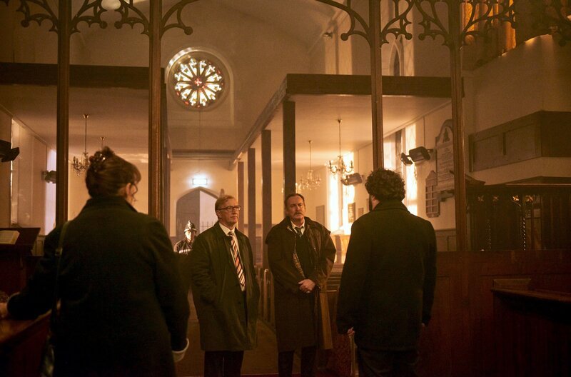 Phil (Steffan Rhodri, 2.v.l.) und Paul (Philip Glenister, 2.v.r.) bereiten Kappens Verwandte (Francine Morgan, li., und Phylip Harries, re.) auf die Exhumierung vor. – Bild: Tom Jackson