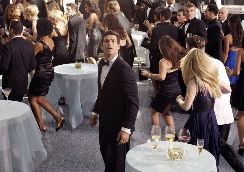 Jesse Cardoza (Eddie Cibrian, Mi.), der eine Charity-Party besucht, wird Zeuge, wie ein Mann von der Galerie in ein Aquarium mit äußerst giftigen Quallen stürzt … – Bild: TVNOW /​ CBS