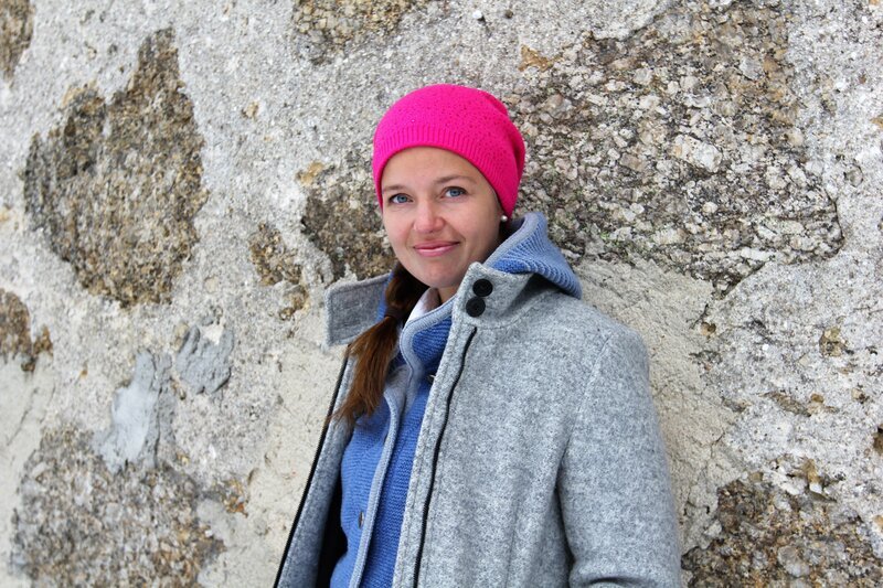 Christina Ömmer am Großdöllnerhof – Bild: ServusTV / Degn Film / Lena Moik / Sonja Fink Christina Ömmer am Großdöllnerhof – Bild: ServusTV / Degn Film / Lena Moik / Sonja Fink