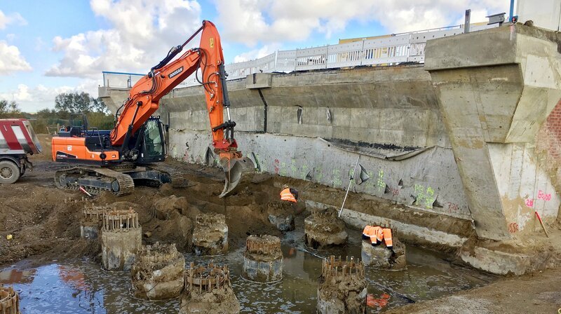 Aufwändige Grüngungspfähle sollen die Behelfsbrücke über das Loch tragen. – Bild: NDR/​David Pilgrim
