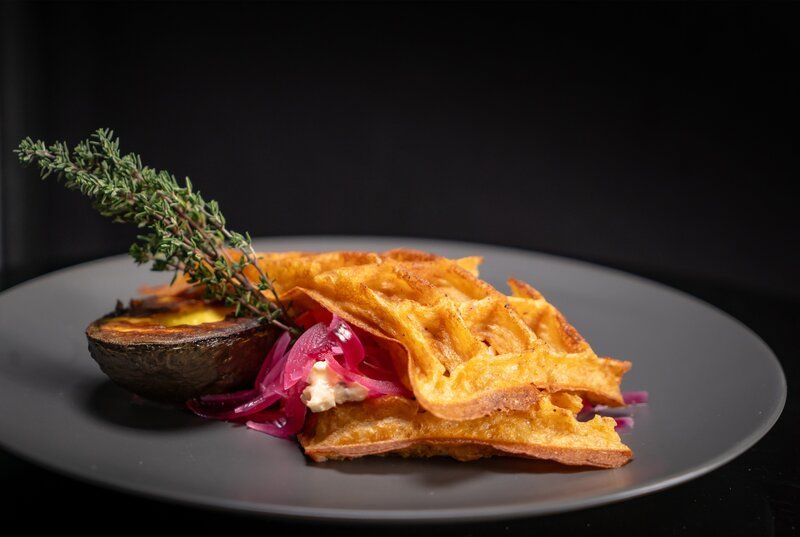 Kartoffelwaffel-Sandwiches mit Obazda.; WDR Fernsehen EINFACH UND KÖSTLICH – BJÖRN FREITAG KOCHT MIT LUDWIG „LUCKI“ MAURER, Folge 1 „Bayerische Schnitzel-Jagd“, am Samstag (05.10.24) um 17:15 Uhr. Kartoffelwaffel-Sandwiches mit Obazda. © WDR/​2bild GmbH/​Christopher Nußbaumer, honorarfrei – Verwendung gemäß der AGB im engen inhaltlichen, redaktionellen Zusammenhang mit genannter WDR-Sendung bei Nennung „Bild: WDR/​2bild GmbH/​Christopher Nußbaumer“ (S2+). WDR Kommunikation/​Redaktion Bild, Köln, Tel: 0221/​220 -7132 oder -7133, Fax: -777132, bildkommunikation@wdr.de – Bild: WDR/​2bild GmbH/​Christopher Nußbaumer