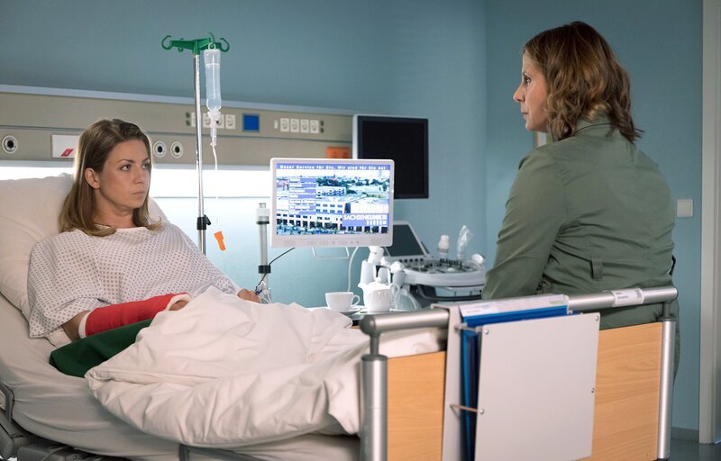 Katja Brückner (Julia Jäger, re.) konfrontiert Alexandra Seier (Katrin Ingendoh, li.) mit dem Verdacht, dass sie von ihrem neuen Freund geschlagen wird. Alexandra streitet alles ab und zeigt sich tief enttäuscht von ihrer besten Freundin. Doch Katja will sich nicht abschütteln lassen. Immer wieder gibt sie Alexandra die Möglichkeit, aus der Deckung zu kommen. Doch es gelingt ihr nicht und Alexandra wirft sie aus dem Zimmer. – Bild: MDR/​Saxonia Media/​Rudolf Wernicke