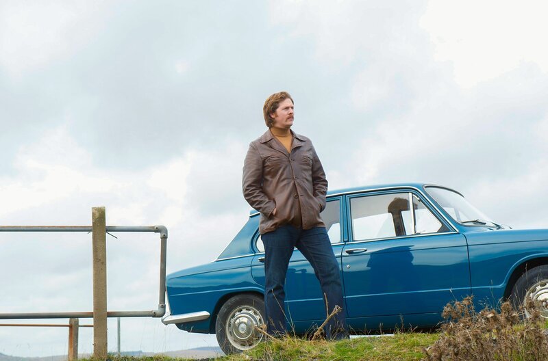 Paul (Scott Arthur) sieht sich den Tatort von Sandras Mord genauer an. – Bild: Tom Jackson