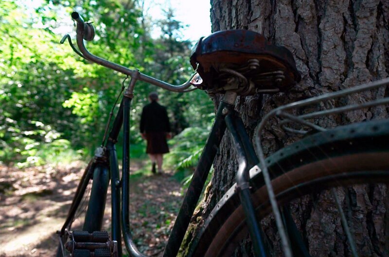 Die französische Widerstandskämpferin Jeanne Bohec durchquert 1944 die Bretagne mit einem diskreten Transportmittel – einem Fahrrad. – Bild: Elephant Doc /​ © Elephant Doc