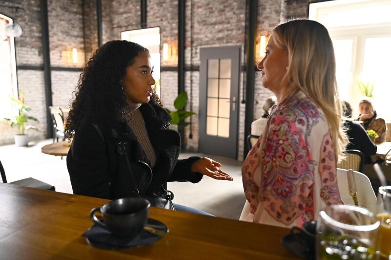 Imani (Féréba Koné, l.) ist berührt, dass Mika sich ihr gegenüber geöffnet hat. Rechts Isabelle (Ania Niedieck). – Bild: RTL /​ Julia Feldhagen /​ Opfer oder Täter?