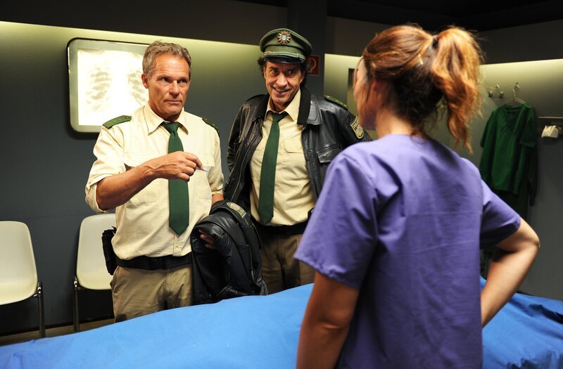 Hubert (Christian Tramitz, l.), Staller (Helmfried von Lüttichau, m.) und Dr. Caroline Fuchs (Susu Padotzke, r.) – Bild: TMG /​ Chris Hirschhäuser