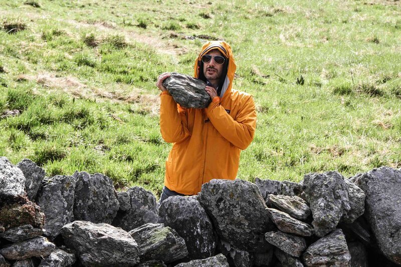 Michael Ostrowski auf der Maltaprozession, die Wallfahrer sind bereits am Weg ins Tal waehrend er die Umgebung genauer unter die Lupe nimmt. – Bild: ServusTV /​ FCKW Film /​ FCKW Filmproduktion
