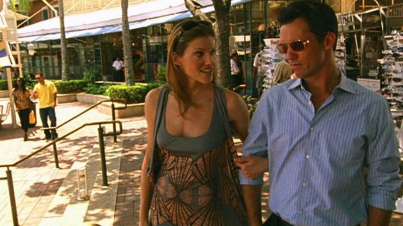 Carla (Tricia Helfer) verlangt von Michael Westen (Jeffrey Donovan) die perfekte Fälschung einer geheimen Sicherheitskarte. – Bild: RTL /​ Twentieth Century Fox