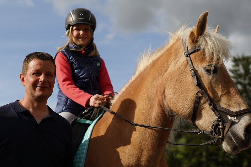 Porträt von Peter Gruber mit Tochter – Bild: ServusTV /​ Südkino /​ Josef Mayerhofer
