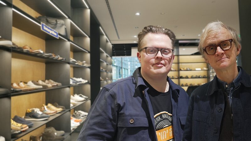 Schuh-bi-Duuuh! Das klingt wie Musik in unseren Ohren, wenn Angelo Kelly Gast in der neuen Ausgabe der Kurzstrecke ist! Und die tritt in große Fußstapfen, denn Angelo braucht neue Schuhe. Fürs Fernsehen wohlgemerkt, denn Bodenhaftung hat er auch ohne. Und so stiefelt er mit Pierre M. Krause durchs Geschäft und probiert sich durch allerlei Fußbekleidung, ohne dabei durch Pierres Stilberatung vom Glauben abzufallen. Eine Kurzstrecke, in die man leicht reinschlüpfen kann, die eine angenehme Passform hat und sich hinten keine Blasen läuft. So wird ein Schuh draus! – Bild: SWR