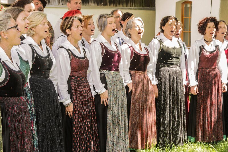 Die Singgemeinschaft Oisternig in Feistritz an der Gail singt ein Lied aus dem Hochzeitsbrauchtum – Bild: ServusTV /​ FCKW Filmproduktion