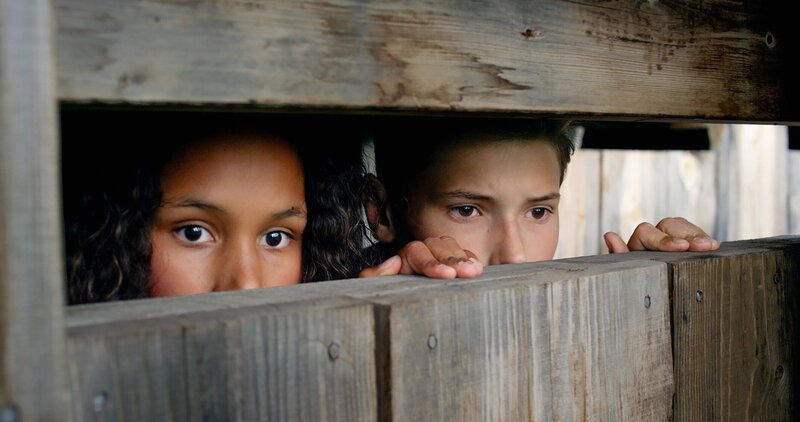 Nora (Naomi Hasselberg Thorsrud) und Simon (Oskar Lindquist) beobachten das vermisste Mädchen. – Bild: NDR /​ KiKA-Bildredaktion /​ NordicStories