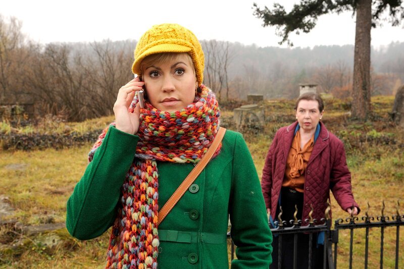 Klara (Wolke Hegenbarth, l.) mischt sich in Kleinerts Ermittlungen ein und schaut sich auf dem Quedlinburger Friedhof um, Tatort eines Mords. Sie bemerkt nicht, daß Hermine Malinckrodt (Simone von Zglinicki) sich hinter ihrem Rücken anschleicht. – Bild: NDR/​ARD/​Hardy Spitz