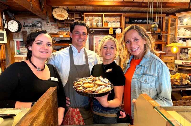Tamina Kallert zu Besuch in der Bäckerei Sonnemans in Burgh Haamsteede. Sie probiert die zeelänische Spezialität Zeeuwse Bolus und hilft beim Backen. – v.l.n.r. Amber, Romy, Rolf Sonnemans, Tamina Kallert – Bild: WDR/​Beate Höfener