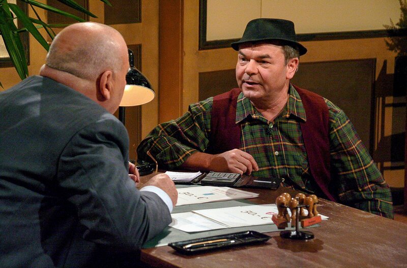 SWR Fernsehen HANNES UND DER BÜRGERMEISTER, „Spare beizeiten /​ Seelenwanderung“, am Dienstag (08.02.22) um 22:00 Uhr. Hannes (Albin Braig, re) hat einen überzeugenden Sparmodus erfunden und dabei auch noch Kundschaft gewonnen. Er verkauft Zertifikate, die nach dem Tod erst zur Auszahlung kommen. Der zunächst kritische Bürgermeister (Karlheinz Hartmann) lässt sich jedoch von Hannes von der Nützlichkeit dieser Anlage überzeugen. Großen Spaß hat er auch, als er dem Bürgermeister seine Seelenwanderung schildert. Er behauptet, ihn aus einem früheren Leben zu kennen, in dem der Bürgermeister keine repräsentative Rolle hatte. Für den eitlen Bürgermeister eine Peinlichkeit, für den knitzen Hannes ein Riesenspaß. © SWR/​Braig-Productions, honorarfrei – Verwendung gemäß der AGB im engen inhaltlichen, redaktionellen Zusammenhang mit genannter SWR-Sendung bei Nennung „Bild: SWR/​Braig-Productions“ (S2+). SWR Presse/​Bildkommunikation, Stuttgart, Tel: 0711/​929⁠–⁠12882, foto@swr.de – Bild: SWR/​Braig-Productions /​ SWR Presse/​Bildkommunikation