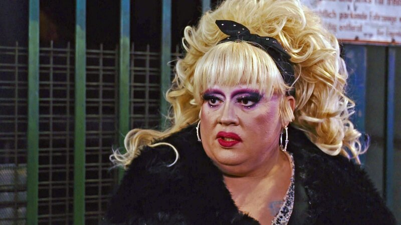 Dragqueen Vanity Trash wurde auf dem Kiez bespuckt. – Bild: RTLZWEI
