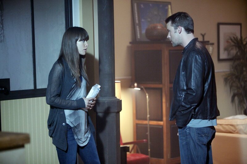 Wird Dreizehn (Olivia Wilde, l.) Chase (Jesse Spencer, r.) davon abhalten können, ihre Freundin aus dem Gefängnis der Polizei zu melden? – Bild: ATV2