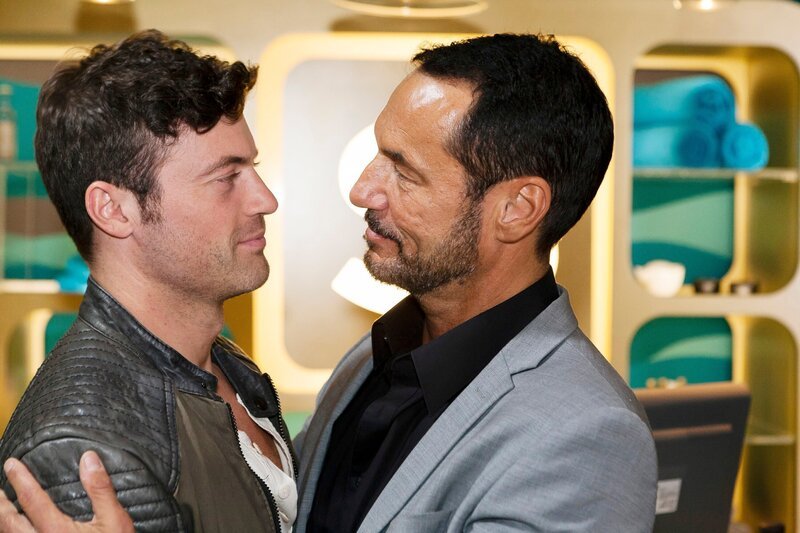 Richard (Silvan-Pierre Leirich, r.) baut Ben (Jörg Rhode) auf, der sich zunehmend Sorgen darum macht, dass Julia sich dem Thema Schwangerschaft entzieht. – Bild: RTL /​ Kai Schulz