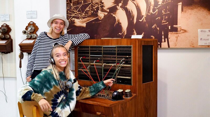 „Fräuleins vom Amt“: Lena und Lisa am historischen Handvermittlungsplatz. – Bild: SWR/​tvision