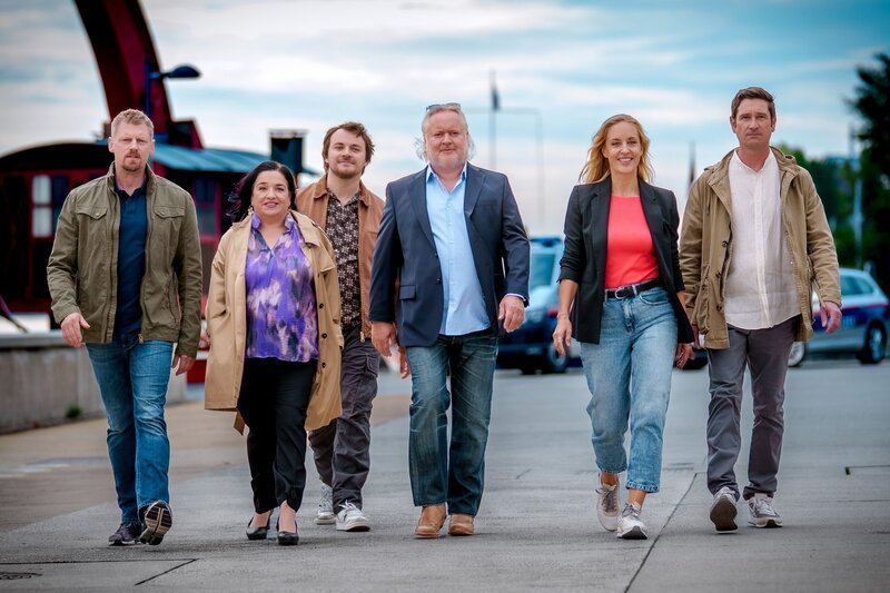 (v.li.): Max Herzog (Martin Gruber), Franziska Beck (Maria Happel), Julius Rubatsch (Max Fischnaller), Helmuth Nowak (Gregor Seberg), Penny Lanz (Lilian Klebow), Klaus Lechner (Andreas Kiendl) – Bild: ORF/​Roman Zach-Kiesling