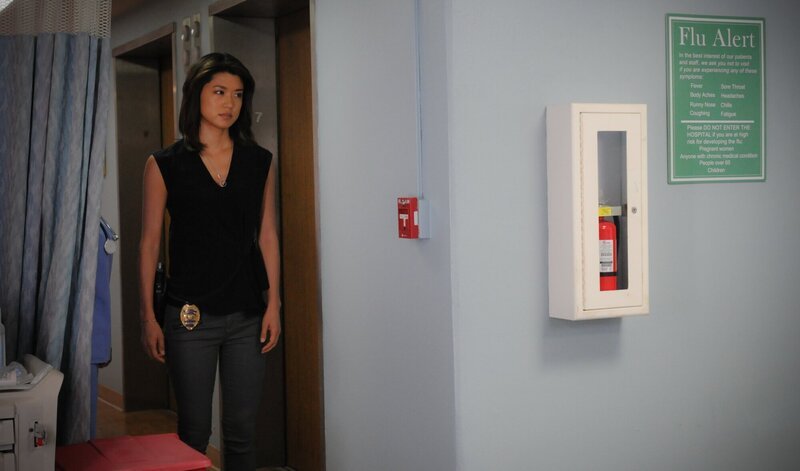 Gemeinsam mit ihren Kollegen muss Kono (Grace Park) den Mord an einer jungen alleinerziehenden Mutter aufklären … – Bild: 2016 CBS Broadcasting, Inc. All Rights Reserved /​ Norman Shapiro Lizenzbild frei