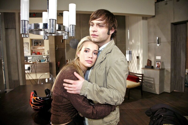 Bruno (Tim Sander, r.) kann sein Glück kaum fassen, als Kim (Lara-Isabelle Rentinck, l.) seine Nähe sucht. – Bild: SAT.1 /​ Monika Schürle