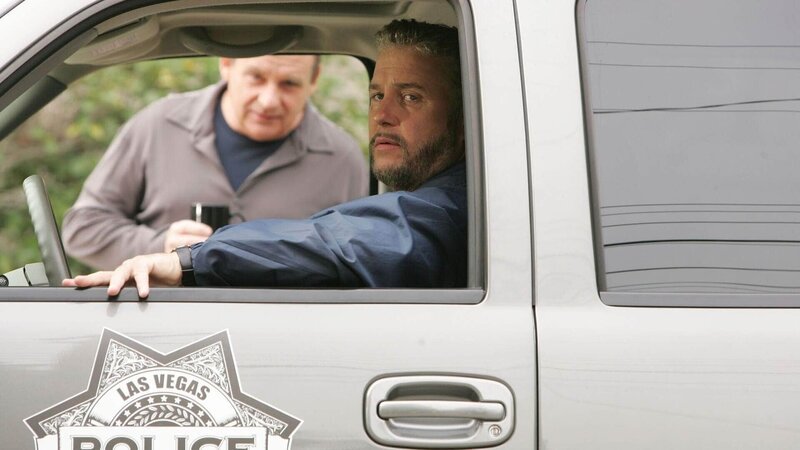 Grissom (William Petersen, re.) ist immer noch auf der Suche nach dem Täter, der Officer Bells getötet hat. Captain Brass (Paul Guilfoyle) könnte nach der Rekonstruktion der Schuss-Situation am Tatort der Unglücks-Schütze sein. – Bild: TVNOW /​ CBS