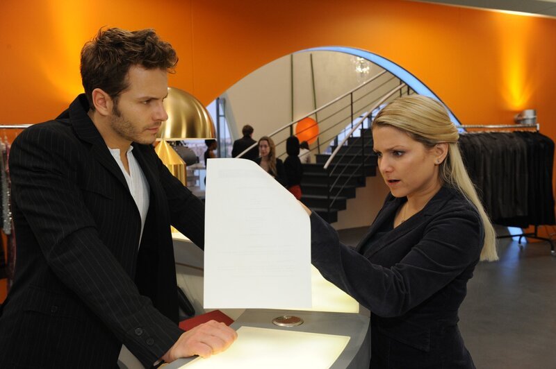 Enrique (Jacob Weigert, l.) weist Anna (Jeanette Biedermann, r.) auf eine entscheidende Klausel in ihrem Auflösungsvertrag hin … – Bild: SAT.1 /​ Claudius Pflug