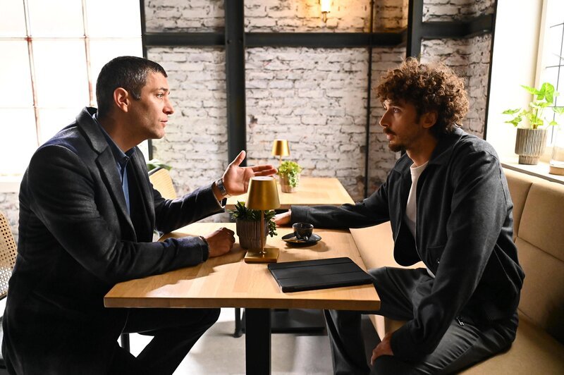 Dragan (Florian Thunemann, l.) startet einen verzweifelten Versuch, Lennox Traum zu retten. Rechts Fabian Lester (Riccardo Giagnorio) – Bild: RTL /​ Julia Feldhagen /​ Auftritt mit Hindernissen