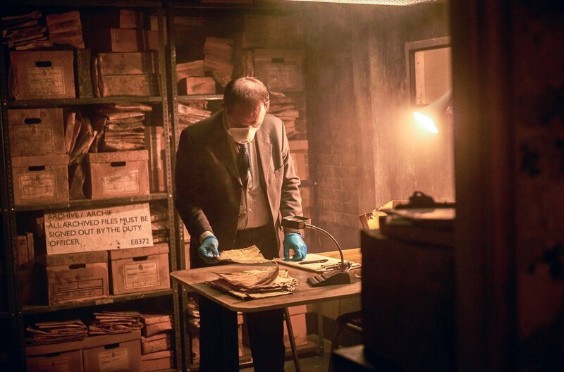 Detective Geraint Bale (Gareth John Bale) untersucht die 30 Jahre alten Beweise. – Bild: Tom Jackson